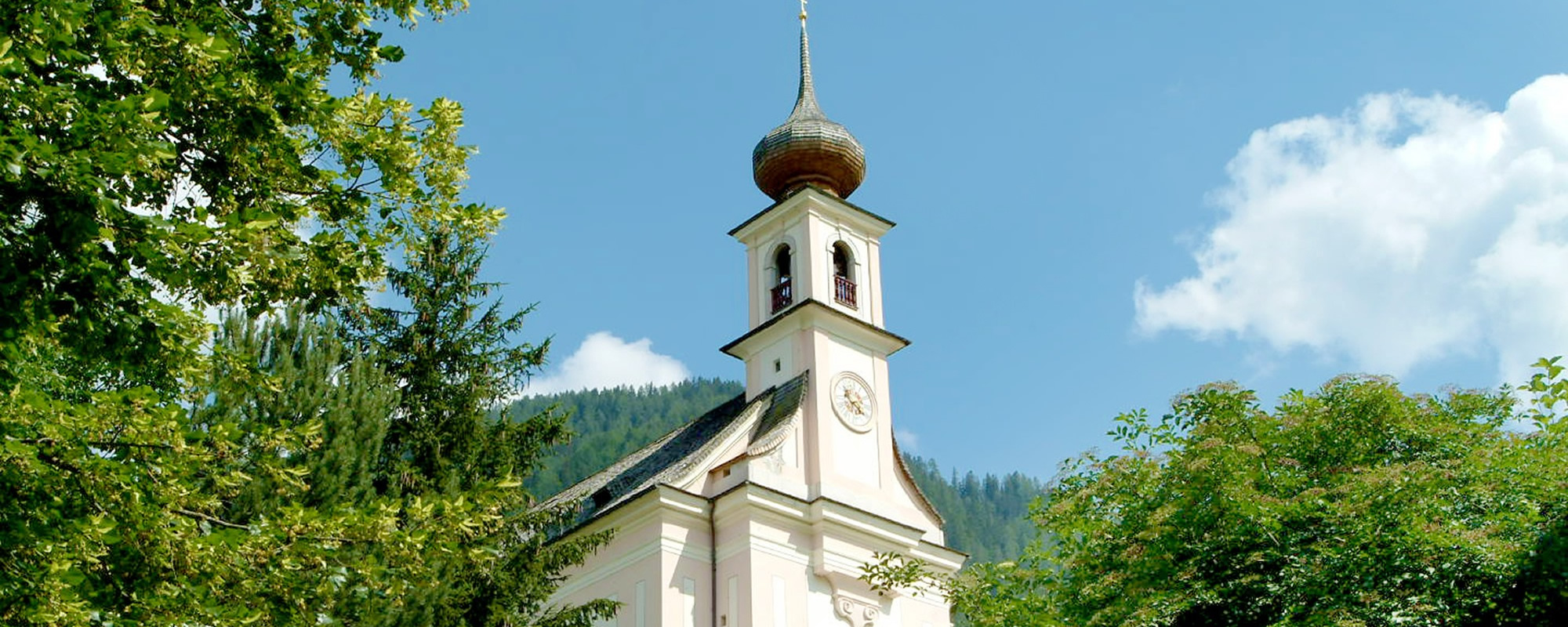 Pfarrkirche Flachau - Aufnahme im Sommer