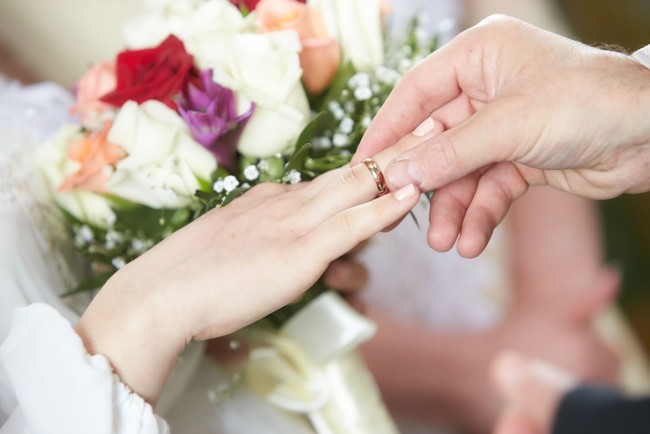 Brautpaar tauscht die Ringe © Shutterstock