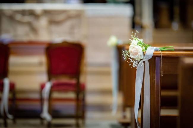 Blumenschmuck in der Kirche © Shutterstock